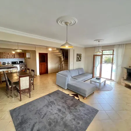 Oezel Havuzlu Bahceli Muestakil 酒店 4*