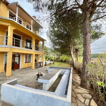 Oezel Havuzlu Bahceli Muestakil Hotel